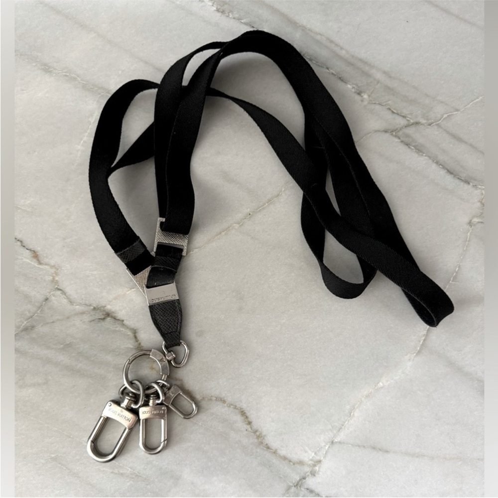 Louis Vuitton Taiga Collier Pochette Cles Neck Strap